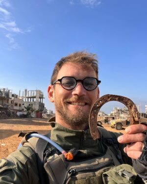 Dean Miroshnikov Instagram - אמנם סיימנו את הסבב שלנו בגהינום. 
אך ישנם החיילים שחזרו משדה הקרב זה עתה, פחות שלמים, וכבר מתחילים בקרב נוסף-תקופת השיקום. וכמו בשדה הקרב יחד בעזה היום ביקרנו יועז ואני את הפצועים הטריים בבית חולים בלינסון. תקופה זו מלאה בהבנות חדשות, מטרות חדשות, קשיים חדשים.. לא רק לפצועים, למשפחות כאחד. וכאחד שעבר את התקופה הזו, תקופה לא פשוטה, תקופה מטלטלת, אני יכול לומר בלב שלם: בעוד כמה שנים.. תביטו על התקופה הזו אחורה.. ותבינו איזה חזקים הייתם. אני ראיתי את זה בעיניכם היום. מצדיע לכל אחד ואחת. עם ישראל חי 🇮🇱
אנחנו מוכנים לכל קריאה ❗️