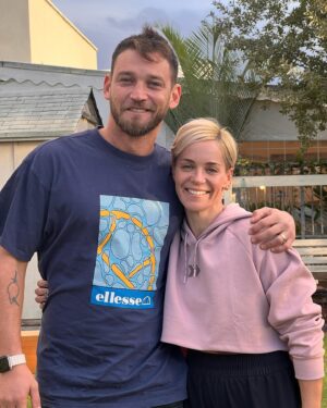 Dean Miroshnikov Instagram - רובכם הכרתם את מלכי גינזברג, לאחר שבעלה סגן אלוף אלי גינזברג נפל בימים הראשונים למלחמה. 
כל מי שצפה בך מלכי, ראה אשה חזקה, שחוותה אובדן של אהוב בפעם השניה בחייה וממשיכה לגדל ארבעה ילדים מקסימים, שנותנת השראה לכולם בעוצמות המבט שלך.
אלי היה המפקד שלי. השתתפתי עם אלי בכמה וכמה מבצעים. כן.. גם במרמרה אלי היה. אני זוכר שהוא פגש אותי על גג סיפון המרמרה כשהייתי כבר פצוע, ועצם הידיעה שאלי נמצא לידי-הרגיעה אותי. כי מי יכול לפגוע באלי. איש ענק וחזק בעוצמות בלתי מוסברות.
את מלכי הכרתי היום לראשונה כשבאתי לבקר לנחם בקיבוץ דוברת, מקום שליו בעמק יזראעל - גן עדן קטן שבנו להם משפחת גינזברג. הכאב והשכול שלך מלכי, ושל ילדייך בלתי נסבלים. אך לפגוש אתכם במציאות, הראה לי עד כמה הביחד שלכם חזק. באתי לחזק ויצאתי מחוזק, יצאתי עם אנרגיות חדשות ועם תקווה בלב. מלכי סיפרה לי שהיא רוצה שיכירו את אלי בכל מקום, שיכירו איזה בן אדם היה, איזה גיבור היה, איזה אבא ובעל טוב היה - מלח הארץ. 
אזכור אותך תמיד אלי, 
כבר התחברתי עם הילדים המדהימים שלך, פגשתי את מיקה, אני זוכר איך סיפרת לנו שהיא נולדה. יפייפיה.
ואפילו סיכמנו שאנחנו חברים.