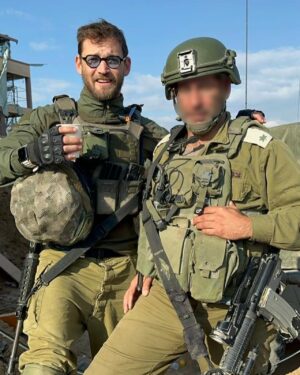 Dean Miroshnikov Instagram - אמנם סיימנו את הסבב שלנו בגהינום. 
אך ישנם החיילים שחזרו משדה הקרב זה עתה, פחות שלמים, וכבר מתחילים בקרב נוסף-תקופת השיקום. וכמו בשדה הקרב יחד בעזה היום ביקרנו יועז ואני את הפצועים הטריים בבית חולים בלינסון. תקופה זו מלאה בהבנות חדשות, מטרות חדשות, קשיים חדשים.. לא רק לפצועים, למשפחות כאחד. וכאחד שעבר את התקופה הזו, תקופה לא פשוטה, תקופה מטלטלת, אני יכול לומר בלב שלם: בעוד כמה שנים.. תביטו על התקופה הזו אחורה.. ותבינו איזה חזקים הייתם. אני ראיתי את זה בעיניכם היום. מצדיע לכל אחד ואחת. עם ישראל חי 🇮🇱
אנחנו מוכנים לכל קריאה ❗️