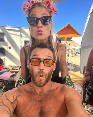 Dean Miroshnikov Instagram - כמה זה לא מובן מאליו לחגוג ולשמוח עם החצי השני שלך. פתחתי את השנה עם אישתי, אהובה שלי, החצי השני שלי, במקום הכי גבוה בארצנו הקטנטונת - הר החרמון. כמה זה חשוב לחגוג את הרגעים האלה ביחד, להסתכל לחצי השני שלך בעיניים ולומר : ״אני אוהב אותך״.
בונבון שלי, אני רוצה לאחל לך שנה של הצלחות קטנות וגדולות, שתדעי לקום מהכשלונות (תמיד אהיה שם לצידך, מבטיח), אבל הכי חשוב שנחווה ביחד כמה שיותר. נאהב, נצחק, נריב ושוב נאהב. סוף כל יום, לא משנה מה, הולכים לישון בחיבוק. כי מי יכול עלינו כשאנחנו ביחד. וחוץ מזה, זה החלק הכי טוב בכל יממה שלי. שנמשיך ללמוד ולגלות אחד את השניה. 
כמה כיף לי לגדול ולצמוח איתך יחד.
אני אוהב אותך אהבה אין סופית ובחזרה.
ומודה כל יום על האהבה שאת מעניקה לי.
שנה טובה בהבה שלי, אשתי (כמה כיף להגיד את זה)
ושנה טובה לכל עם ישראל
♥️❤️♥️