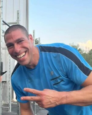 Dean Miroshnikov Instagram - רובכם הכרתם את מלכי גינזברג, לאחר שבעלה סגן אלוף אלי גינזברג נפל בימים הראשונים למלחמה. 
כל מי שצפה בך מלכי, ראה אשה חזקה, שחוותה אובדן של אהוב בפעם השניה בחייה וממשיכה לגדל ארבעה ילדים מקסימים, שנותנת השראה לכולם בעוצמות המבט שלך.
אלי היה המפקד שלי. השתתפתי עם אלי בכמה וכמה מבצעים. כן.. גם במרמרה אלי היה. אני זוכר שהוא פגש אותי על גג סיפון המרמרה כשהייתי כבר פצוע, ועצם הידיעה שאלי נמצא לידי-הרגיעה אותי. כי מי יכול לפגוע באלי. איש ענק וחזק בעוצמות בלתי מוסברות.
את מלכי הכרתי היום לראשונה כשבאתי לבקר לנחם בקיבוץ דוברת, מקום שליו בעמק יזראעל - גן עדן קטן שבנו להם משפחת גינזברג. הכאב והשכול שלך מלכי, ושל ילדייך בלתי נסבלים. אך לפגוש אתכם במציאות, הראה לי עד כמה הביחד שלכם חזק. באתי לחזק ויצאתי מחוזק, יצאתי עם אנרגיות חדשות ועם תקווה בלב. מלכי סיפרה לי שהיא רוצה שיכירו את אלי בכל מקום, שיכירו איזה בן אדם היה, איזה גיבור היה, איזה אבא ובעל טוב היה - מלח הארץ. 
אזכור אותך תמיד אלי, 
כבר התחברתי עם הילדים המדהימים שלך, פגשתי את מיקה, אני זוכר איך סיפרת לנו שהיא נולדה. יפייפיה.
ואפילו סיכמנו שאנחנו חברים.