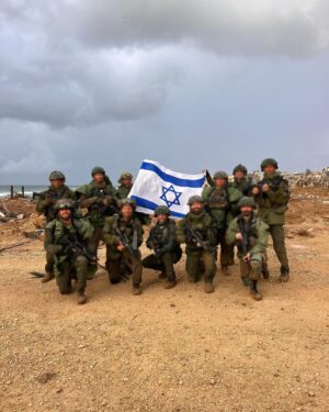 Dean Miroshnikov Instagram - אמנם סיימנו את הסבב שלנו בגהינום. 
אך ישנם החיילים שחזרו משדה הקרב זה עתה, פחות שלמים, וכבר מתחילים בקרב נוסף-תקופת השיקום. וכמו בשדה הקרב יחד בעזה היום ביקרנו יועז ואני את הפצועים הטריים בבית חולים בלינסון. תקופה זו מלאה בהבנות חדשות, מטרות חדשות, קשיים חדשים.. לא רק לפצועים, למשפחות כאחד. וכאחד שעבר את התקופה הזו, תקופה לא פשוטה, תקופה מטלטלת, אני יכול לומר בלב שלם: בעוד כמה שנים.. תביטו על התקופה הזו אחורה.. ותבינו איזה חזקים הייתם. אני ראיתי את זה בעיניכם היום. מצדיע לכל אחד ואחת. עם ישראל חי 🇮🇱
אנחנו מוכנים לכל קריאה ❗️