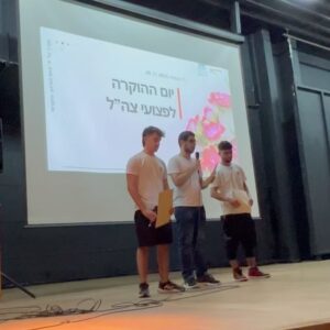 Dean Miroshnikov Instagram - היום הוא יום ההוקרה לפצועי צה״ל. לצערי השנה יצטרפו למשפחה עוד מאות אנשים. היום הזה בא להזכיר לכולנו שישנם חיילות וחיילים שנפצעו בזמן הגנה על המולדת.  הפציעה הפיזית היא רק ההתחלה. השיקום האמיתי מתחיל לאחר הבנה עמוקה שנפצענו. לאחר הפציעה שלי הובאתי במסוק לבית חולים רמבם שבחיפה. באו לבקר אותי המון אנשים. אבל ביקור אחד היה מיוחד במינו. נכנס אלי בחור דתי, עם זקן ענק, וחיוך מאוזן לאוזן. הוא נכנס עם דגל ישראל קטן שכתוב עליו ״מצדיע לך אחי״ ואמר לי משפט שנשאר איתי לאורך השנים.. ״גיבור תודה שאתה שומר לנו על הבית״, ועוד שאל אותי אם יש לי משפחה בירושלים, עניתי לא, ואז הוא הצדיע ואמר שמרגע זה הוא המשפחה שלי.
היום 13 שנים אחרי פגשתי את מלכיאל, אותו בחור שהביא לי אך הדגל. באותו מקום שהייתי פצוע. רמב״ם. אך היום בזכותו הייתה לי הזכות להעניק לו דגל בחזרה, לבקר פצועים מהמלחמה עכשיו ולתת להם תקווה כמו שמלכיאל נתן לי.
וגם פגשתי את הצוות שקיבל אותי וטיפל בי לפני 13 שנים. אין לי מילים להודות לכם.
ממשיכים לחזק אחד את השני. יחד ננצח
עם ישראל חי 🇮🇱🇮🇱🇮🇱
@rambamhospital @yedabamedia @ofer.hadad