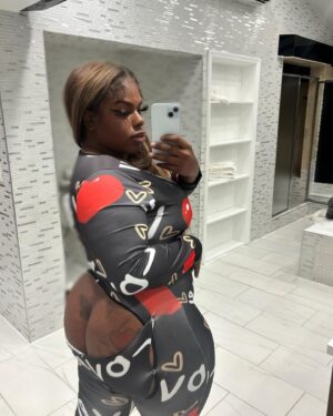 Deanna Agbalaya Instagram - Mannn, yall  know that she  WACK ‘ yall gone tell her or not ⁉️ #fashionnovapartner #fashionnova #explorepage #onezie #pajamas #penthouse #iconichouseofpinklady #overallmother #melanin #delicousgucci #hbomax #hothaus #happyholidays #penthouseedit #penthousesuite