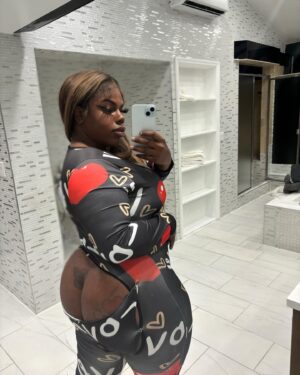 Deanna Agbalaya Instagram - Mannn, yall  know that she  WACK ‘ yall gone tell her or not ⁉️ #fashionnovapartner #fashionnova #explorepage #onezie #pajamas #penthouse #iconichouseofpinklady #overallmother #melanin #delicousgucci #hbomax #hothaus #happyholidays #penthouseedit #penthousesuite
