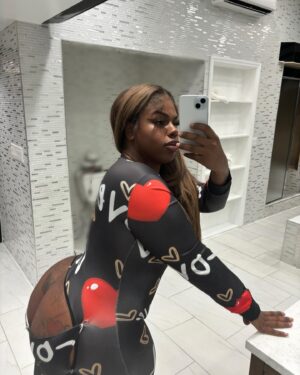 Deanna Agbalaya Instagram - Mannn, yall  know that she  WACK ‘ yall gone tell her or not ⁉️ #fashionnovapartner #fashionnova #explorepage #onezie #pajamas #penthouse #iconichouseofpinklady #overallmother #melanin #delicousgucci #hbomax #hothaus #happyholidays #penthouseedit #penthousesuite