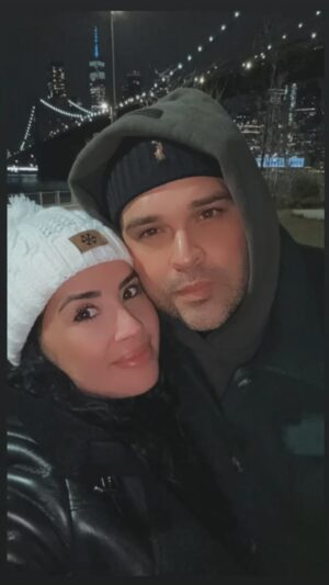 Deanna Diaz Instagram - 𝔹𝕣𝕠𝕠𝕜𝕝𝕪𝕟 𝕒𝕕𝕧𝕖𝕟𝕥𝕦𝕣𝕖𝕤 🫶🏼
•
Unwinding con mi amorcito my favorite way before the festivities 🎄🧖🏼‍♀️🌃 🍷