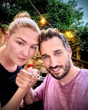 Debbi Instagram - Před rokem touhle dobou jsme tančili na naši svatbě. Uteklo to jako voda. První výročí a čtvrtý rok spolu. Řekli jsme si, ze to oslavíme tím, ze budeme spolu. Originální 😃 Od chvíle, kdy jsme se poznali jsme spolu nestravili tak dva dny max ☺️ Najít člověka, kterému věříte, ctíte, milujete, smějete se, debatujete, proste nejlepšího kámoše na život a na smrt, se povede stěží jednou za život. Nám se to splnilo. Jsme za to vděčni. Díky všem, kdo jsou s námi a berou nás takový jaký jsme! Těšíme se na dalších aspoň 50 výročí 😃❤️✌️ Debbi & Tom #vyroci #spolu