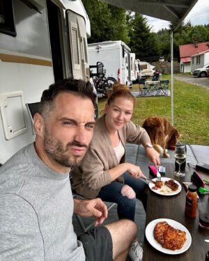 Debbi Instagram - Zdravíme ze svatební cesty po roce po svatbě 😀❤️