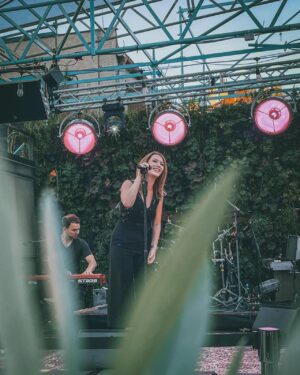 Debbi Instagram - Děkujeme za super večer v Praze v @manifesto a s @glo_czech 🎶😎🤗 #aboutlastweek#concerts #dekujemezasuperatmosferu