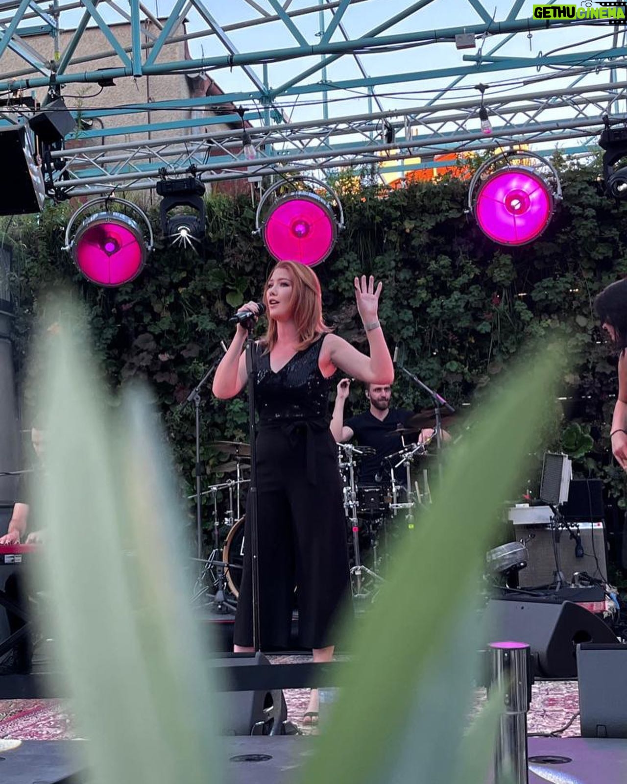 Debbi - 273 Likes - Děkujeme za super večer v Praze v @manifesto a s @glo_czech 🎶😎🤗 #aboutlastweek#concerts #dekujemezasuperatmosferu