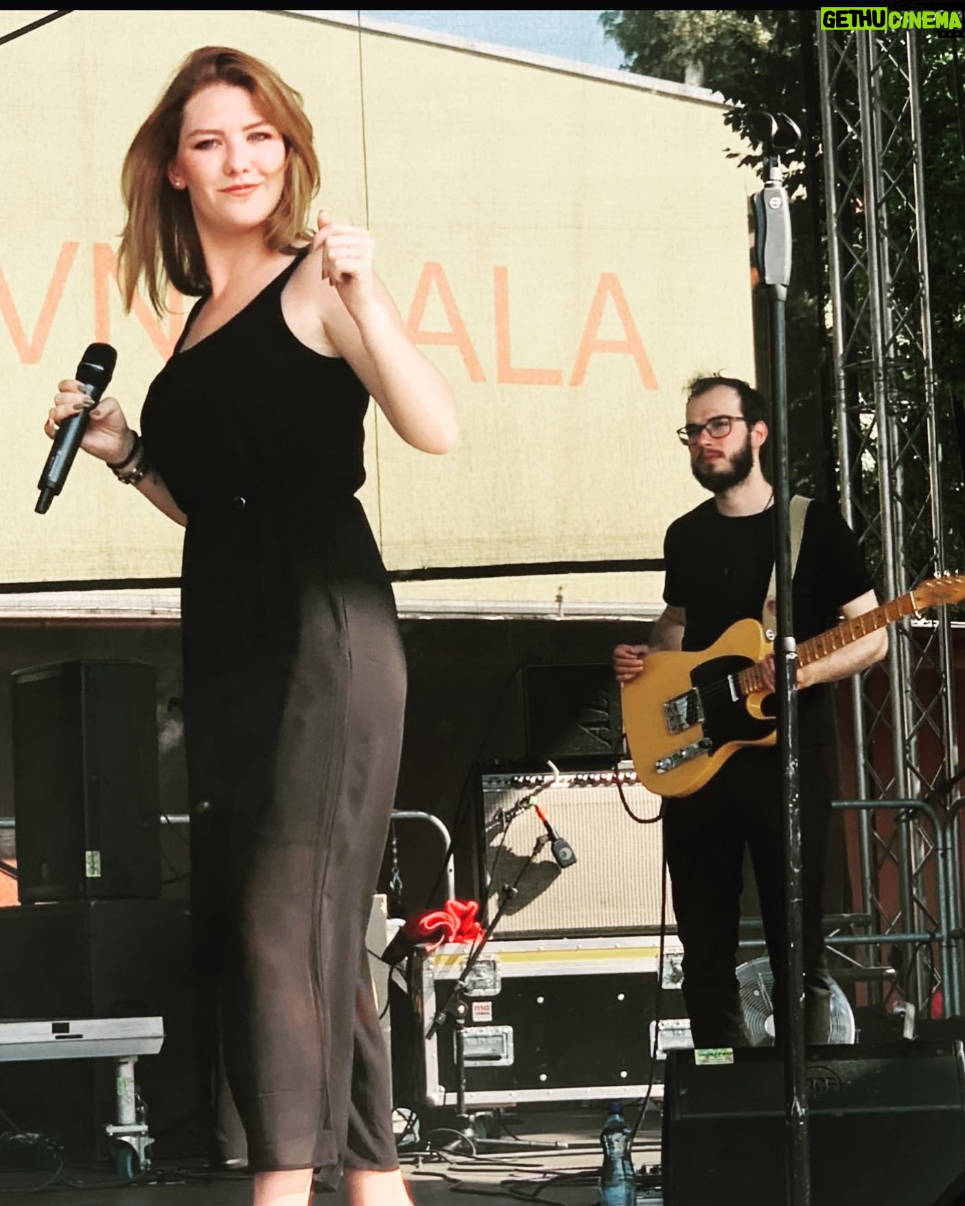 Debbi - 385 Likes - Concert mood 💪😍🎤 děkuji za skvělý víkend v Praze, Karviné a Pohořelicích 🙏#dekujeme #bylotoboží #debbilife