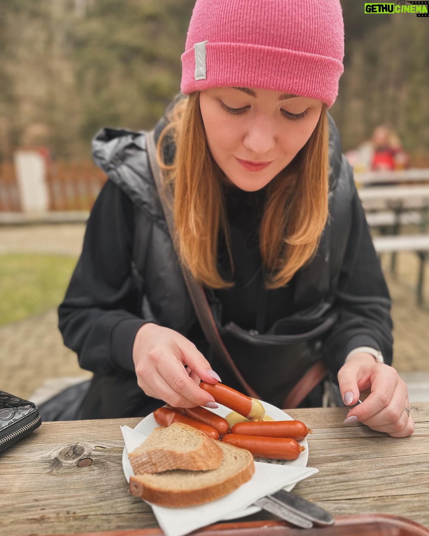 Debbi - 385 Likes - Turistický oběd 🌭🌭 kdo to nemiluje ??? #vyletnici#šáreckéudolí #pareknatacek #debbilife