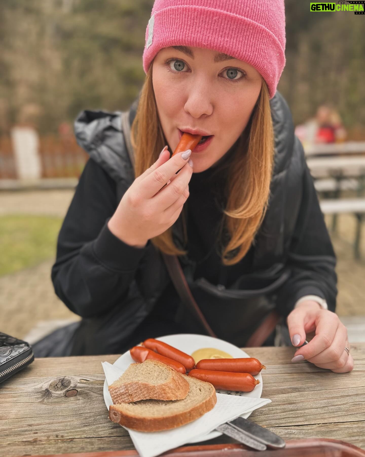 Debbi - 385 Likes - Turistický oběd 🌭🌭 kdo to nemiluje ??? #vyletnici#šáreckéudolí #pareknatacek #debbilife