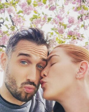 Debbi Instagram - 😘😘😘🌳❤️🌸#prvnimajlaskycas #debbilife @tomas_pchalek