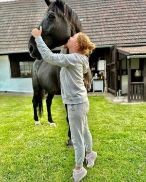 Debbi Instagram - Nedělní venčení na zahradě 🤗♥️🐎 #debbilife #horselove