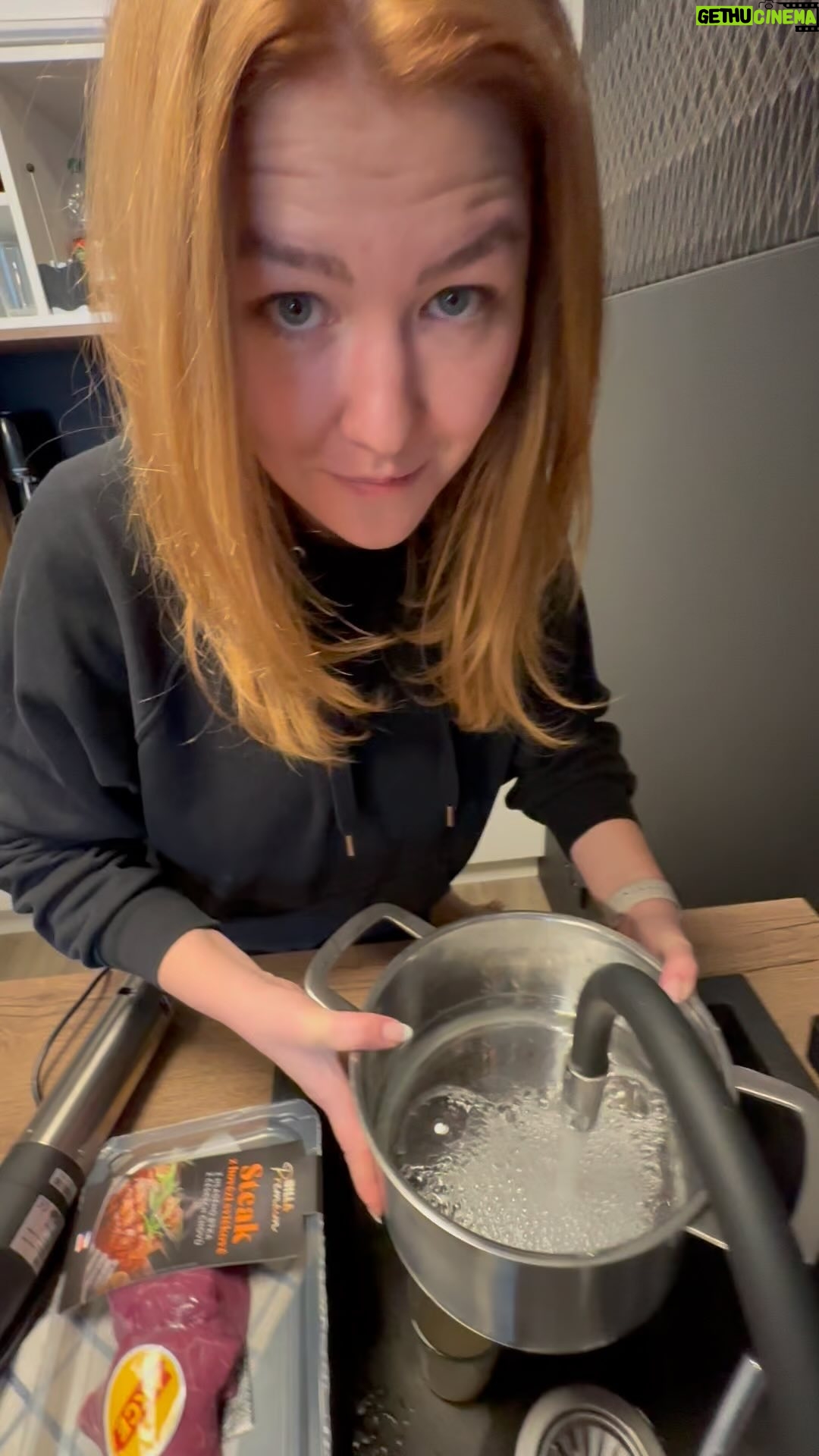 Debbi - 274 Likes - Manželství muže být zábava 🤣 Láska prochází žaludkem 😋 #debbilife #sousevide #steak #vareni #mydva #kuchyne #debbi #cousine #czech #prague