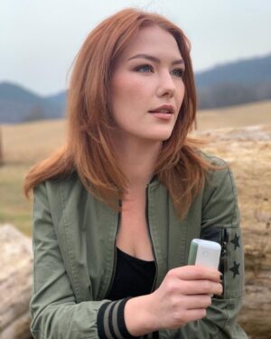 Debbi Instagram - Vždy, když si vybírám něco na sebe, snažím se o to, abych co nejlépe vyjádřila to, jak se cítím. Teď mi s tím pomáhá i @glo_czech, které můžu sladit se svým outfitem. Jak to máte vy? Řešíte detaily svého outfitu? #pouzeprodospele #glooftheday #buduniq #uniq
