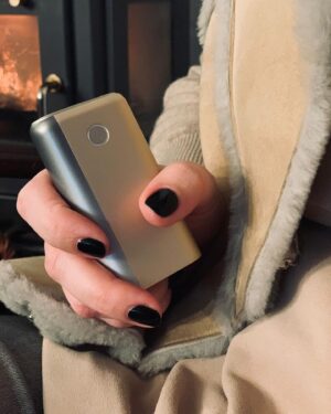 Debbi Instagram - Vždy, když si vybírám něco na sebe, snažím se o to, abych co nejlépe vyjádřila to, jak se cítím. Teď mi s tím pomáhá i @glo_czech, které můžu sladit se svým outfitem. Jak to máte vy? Řešíte detaily svého outfitu? #pouzeprodospele #glooftheday #buduniq #uniq