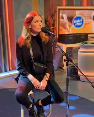 Debbi Instagram - Dneska se singlem V dobrým i zlým živě v Dobrém ránu na České televizi spolu s @frantisek_valena a veverkou 😀 Klip najdete u mě v odkazu na profilu🎤♥️ #debbilife #vdobrymizlym #singl @dobrerano_official