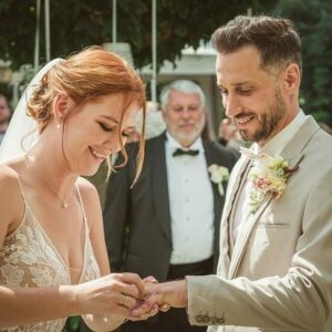 Debbi Instagram - T D = VŠL
😍🤍💍👰🤵‍♂️