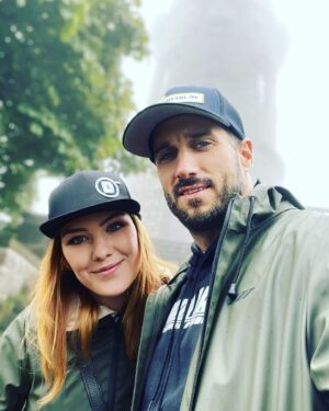 Debbi Instagram - Tak jsme si vyšli na výlet k rozhledně 😂😂😂 nooo viděli jsme sotva tu rozhlednu 😂😂😂 ale jak říká Tomas zážitky musí být intenzivní, nemusí být příjemné 😂🙌#nejlepsipocasinavylet#zazitkymusibytintenzivninemusibytprijemne#decinskysneznik #debbilife