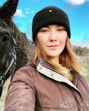 Debbi Instagram - Jooo bahenní lázně jsou skvělá věc. 😂🙈♥️ každý se mě ptá co dělám s koňmi takhle v zimě…. No v podstatě nic 😂😂😂 oni se valí v bahně, my se valíme v bahně, opravujeme věci v bahně a čekáme na spásu v podobě sněhu či jara 🙈 snad bude brzy alespoň ten sníh. 🙏🙏😅 #jozinzbazin #countrylife #bahnojevsude #bahnojenej #velvet#debbilife