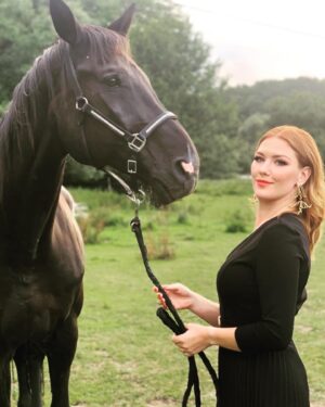 Debbi Instagram - Black Beauty 🖤🖤#vdobrymizlym #debbilife