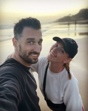 Debbi Instagram - Poprvé na romantické procházce na pláži, při odlivu a západu slunce ♥️☀️🥰 romantika 100% děkuji @tomas_pchalek za krásné zážitky 😘 #holiday#portugal#algarve#sunset#romatic#debbilife