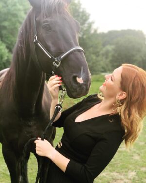Debbi Instagram - Black Beauty 🖤🖤#vdobrymizlym #debbilife