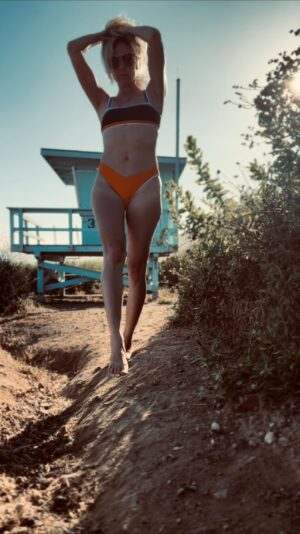 Debbie Gibson Instagram - Happy #NationalBikiniDay 👙 

What does your body remember about summertime …? 

Rock Whatcha Got Ladies !!! 😉 🤘🏽 

“The Body Remembers” 💚 avail to stream everywhere !!! 

Produced by @followseanthomas and written by me 🎧 

Bikini : @ripcurl 

#bikini #beach #beachvibes #beachbody #summertime #malibu #california