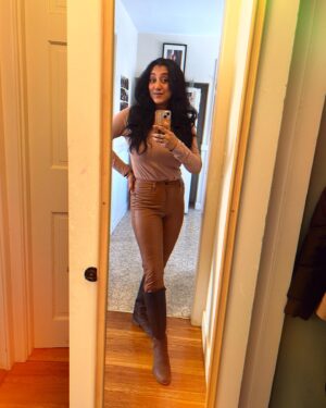 Debleena Sen Instagram - Outfit for the Post Valentine’s Day Date!!! ❤️❤️❤️

#valentinesday #valentineforever #sushi #martini #pyaar #leatherpants #loveleather #beigeaesthetic
