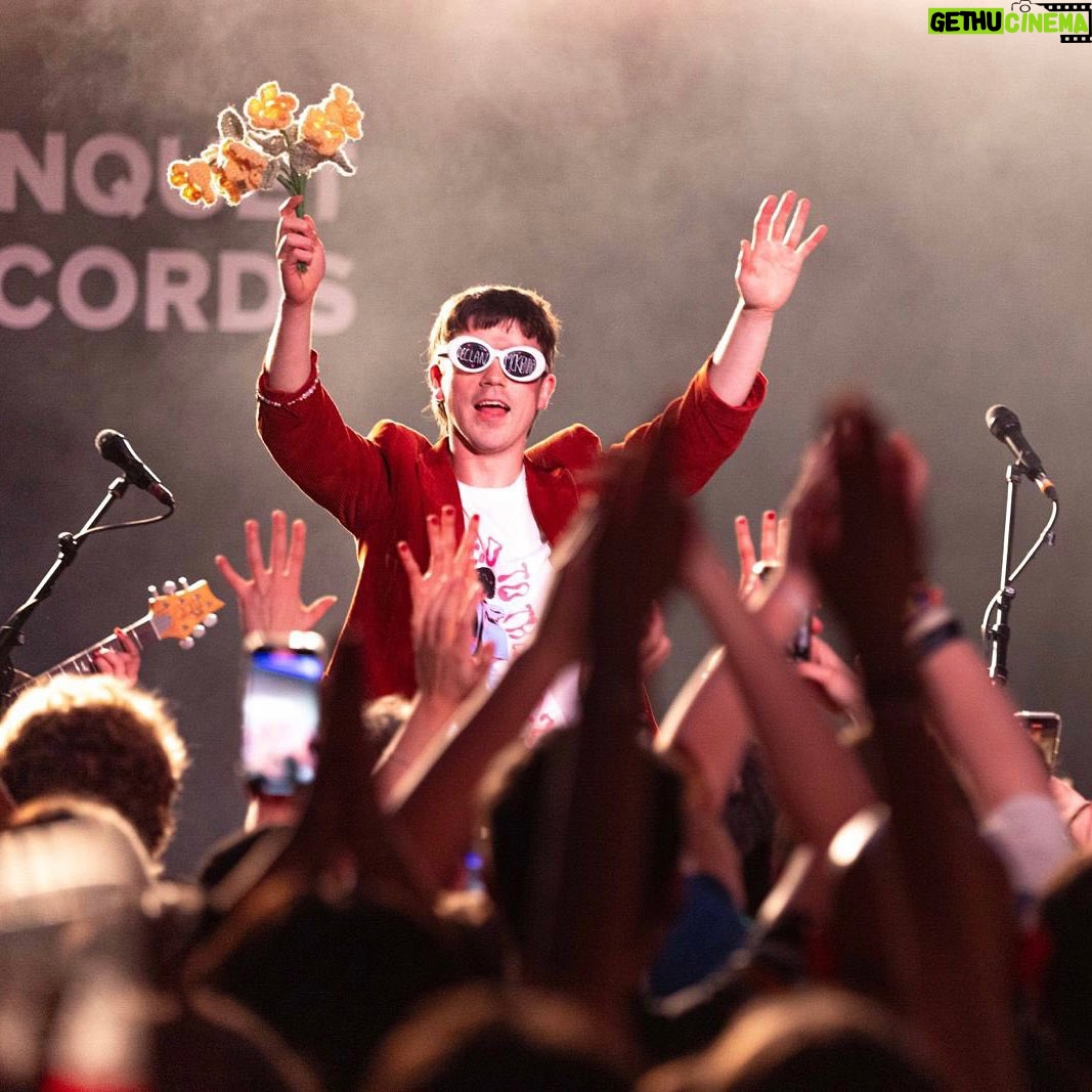 Declan McKenna - 18.8K Likes - Cheers everyone for showing up this week and supporting us at the intimate shows and such, it’s been a beautiful week and we can’t wait for more! Thank you thank you!
📸 @nick.thornthwaite @photos.by.lyds