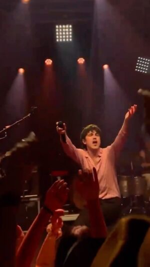 Declan McKenna Instagram - Peace and love