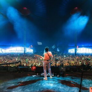 Declan McKenna Instagram - I’ve arisen from my slumber to announce that my incredible friends @smarticuss and @softlaunchmusic will be joining my UK headline dates this summer! check the poster for who’s where, and check those beautiful pics from my yuge glasto set by @marcusprousejr, square cropped for the gram by yours truly 🙇🏻‍♂️. More to come x