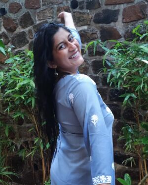 Deeksha Joshi Instagram - न जाने कितने हम तुम लिख देंगे
कहानियां,गीत ,नगमे और कविताएं
दोहराई जाएंगी हमारी तुम्हारी ही निशानियां
लो हो गए अमर हम-तुम और ये बरखा |

— मधु खरे