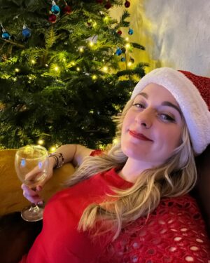 Dehenna Davison Instagram - How Christmas Day started v how it ended! 

(Last pic taken minutes before I slipped into a sofa food coma)