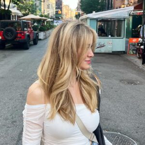 Deirdre Lorenz Instagram - Summer shading ☀️✨
Thank you so much to @mercedezcolorist of @cutlersalon for the fresh shades ✨✨✨✨#hair #nyc #colorist #nychair #haircolor #highlights #lowlights #nychairstylist #nycsalon #thankyou #cutlersalon #collaboration