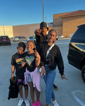 Deitrick Haddon Instagram - Posted @withregram • @domerella Happy Father’s Day to my hubby @dhaddy! I’ve seen you nervous holding our first child and then masterful at changing diapers. Fatherhood can be challenging because of what you do, but you do your best to show up! Your kids appreciate you and learn so much from you. Happy Father’s Day #deitricksr #deitrickhaddon #fathersday