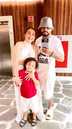 Deiveson Figueiredo Instagram - my beautiful family, thank you God 💓🙏🏽 happy new year 2024 🎆🎆🎆