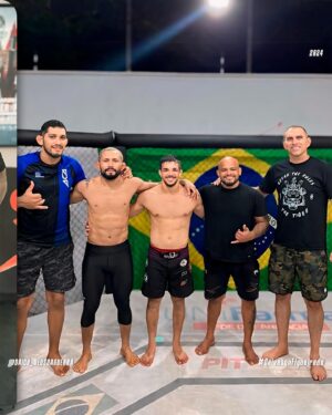 Deiveson Figueiredo Instagram - Me preparar para mais um evento épico ao lado dessa galera está sendo uma experiência incrível.

Obrigado a todos por me receberem de braços abertos e por fazerem parte dessa jornada. 🙏🏼

@patriciopitbull 
@patrickypitbull 
@pitbullbrothers 
@chikaofreitas 
@blazejogue 

#DeivesonFigueiredo #DaicoDeusDaGuerra #TeamFigueiredo #UFCBR #MMA #UFC300 #NatalRN #BelémDoPará