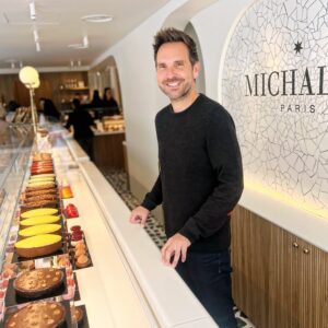 Delphine McCarty Instagram - Si vous allez place du marché à Neuilly sur Seine, vous verrez il y a depuis ce matin une nouvelle boutique avec un p’tit vendeur hyper mignon !🤪

Allez hop!! 6 ème pâtisserie ouverte, on garde le rythme !😅😅😅

Et merci à Neuilly pour cet accueil incroyable, c’était vraiment très très chaleureux !🥰