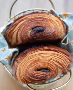 Delphine McCarty Instagram - Nous les basques on appelle ça une chocolatine…dans d’autres régions on appelle ça un pain au chocolat…bla-bla-bla on peut en débattre 120 ans 🥸. 
Le plus simple c’est de l’appeler une dinguerie non?🤪

#chocolatine
#painauchocolat 
#boulangeriemichalak
#60ruedufbgpoissonniereparis
@christophe_michalak