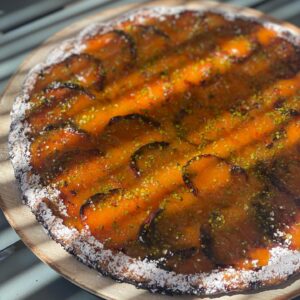 Delphine McCarty Instagram - Entre ces deux petites choses oranges, on peut dire que globalement c’était un bon dimanche non @cathcathroig @christophegoy2etoiles @christophe_michalak 🧡? Vive Alfred et vive les abricots des Alpilles 🍑🍑🍑!
