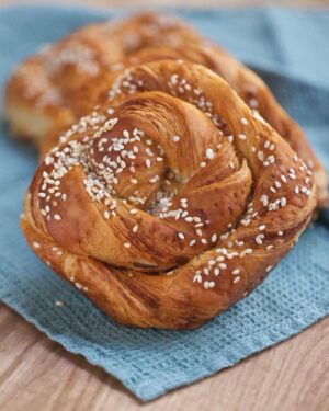 Delphine McCarty Instagram - Alooors en tant que testeuse officielle de Kopain, je déclare que le croissant bretzel est mon chouchou, il me rends complètement dingue!!! Faites moi confiance, c’est fou…et juste derrière il y a le flan à la châtaigne en compétition avec le cheesecake au labneh…! Concernant les pains, j’avoue un petit faible pour celui aux fruits… J’en profite pour remercier tous nos premiers clients et leurs retours plus que chaleureux !💕💕💕💕
Une ouverture c’est épuisant mais quand ça se passe aussi bien c’est vraiment vraiment agréable et gratifiant!😊 Et en parlant d’épuisant bravo et merci à toute la petite équipe que ce soit en boulangerie ou en vente…vous êtes au top !! 💛💛💛💛💛💛#Kopain#boulangerie
#christophemichalak