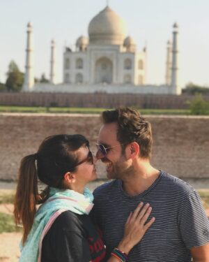 Delphine McCarty Instagram - De façon tout à fait exceptionnelle je fais un post commun sur mon compte et celui de Christophe car j’ai lu tous vos commentaires sur son post concernant mon gros pépin de santé récent…

Alors, voilà du fond du cœur un immense merci pour tous vos messages tellement gentils. Cela m’a ému à un point que vous n’imaginez pas. Sachez que dans l’état assez moyen ( et je pèse mes mots😁) dans lequel j’étais, vos mots m’ont tout simplement gonflé le cœur. Donc pour cela…MERCI 😍

Je rebondis également sur le message de Christophe sur le personnel soignant . Moi aussi je voudrais lui rendre un immense hommage. C’est vraiment un univers rempli de personnes merveilleuses, qui ont une capacité de soutien, d’écoute, de réconfort incroyable . Bravo à vous tous, à tous les niveaux, à tous les postes, quel beau métier vous faites, quel courage vous avez! 🙏🏻
Merci beaucoup à tous ceux qui m’ont soutenu et soigné pendant ces 8 jours d’hospitalisation extrêmement difficiles🧡
J’en profite pour remercier tous les membres de « l’équipe Michalak » pour leurs messages si mignons! Rhalala, franchement vous êtes trop forts pour me faire verser une petite larmichette, bande de crapules 💓

Et à vous tous, ma famille, mes amis proches et lointains, de mon ancienne  et nouvelle vie (mais qui me donnent l’impression d’être la depuis toujours tellement vous remplissez désormais ma vie et mon cœur) que dire de vos messages, fleurs, attentions …merci bien sûr du fond du cœur mais aussi vous dire que vous m’avez permis de ne pas flancher et de m’accrocher à tout cet amour pour ne pas me noyer de douleur et de fatigue. Bref, chaque mot a touché mon cœur qui avait bien besoin de toute cette tendresse. Alors merci, je n’oublierai jamais…🙏🏻

Et je terminerais par toi mon 💕.
 Comment traverser tout cela sans un amour aussi solide et solaire que le tien? Je ne sais pas à quoi la vie ressemblerait sans toi mais je sais à quoi elle ressemble à tes côtés.  Elle est belle, sucrée, pétillante ! Tu m’inspires, me fais rire…bref, que te dire…? Sinon ce que tu lis dans mes yeux chaque jour ❤️

Sur ce je retourne me reposer et je vous embrasse tous très fort…🌿

Delphine.
