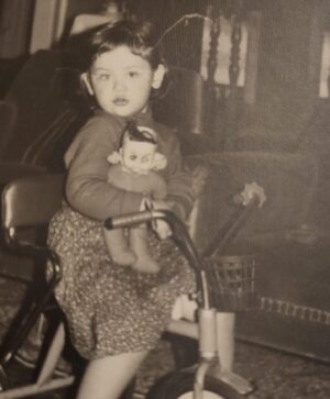 Demet Evgar Instagram - Çok fazla çocukluk fotoğrafı olan biriyim. Ama bu fotoğrafımı ben de ilk defa gördüm. Amcamın albümündeymiş. Bi tuhaf oldum. Kızımı gördüm kendimde. Ve sanki kendime daha çok yaklaştım bu görüşle. Tüm çocukluğum boyunca “ hayal dünyama” alan tutan aileme binlerce kere şükrediyorum.  Kendime de teşekkür ediyorum. Kendimi hiç bırakmadığım için, elimden tuttuğum için ve bir can sevinciyle kendimi sevdiğim için. (Demkoo seni o kalkan kaşından öperim) 🩵💚 (Elimdeki bebeğimi Mavi de çok seviyor. İkimize de korkunç gelmemesi tuhaf biraz🤣)