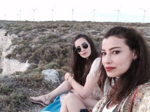 Demet Sevim Instagram - Tanıdığım en çocuk ruhlu naif insan; dilerim ki hayat sana adil ve cömert davransın ve dilerim ki bütün saflığın ve güzel kalbinle insanların yüzünde hep tebessüm ol.. "iyi ki" doğmuşsun Muj💙