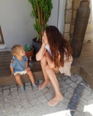 Demet Sevim Instagram - Sarı papatyam 🌼
#likemotherlikedaughter