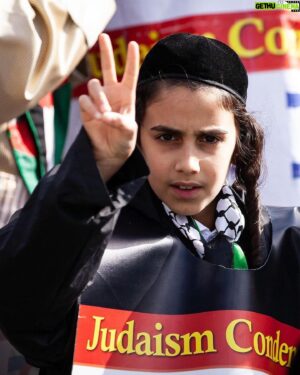 Demián Bichir Instagram - What Hamas did to the Israeli people was horrific and demands justice and so is what the Palestinian people are suffering now. The world is urging the US and our sisters and brothers of Israel to demand their leaders to stop this humanitarian catastrophe• @nytimes Thousands of demonstrators gathered and marched in Washington to call for a cease-fire in Gaza on Saturday. 

Israel’s retaliatory war against Hamas in Gaza has killed more than 23,000 Palestinians, a majority of them women and children, according to Gaza health officials.

As the death toll in Gaza has climbed, international calls for a cease-fire have mounted. Most of Gaza’s population of 2.2 million people is internally displaced, and the United Nations has warned that half the population is at risk of starvation.

Tap the link in our bio to read more. Photos by allisonbaileyphoto